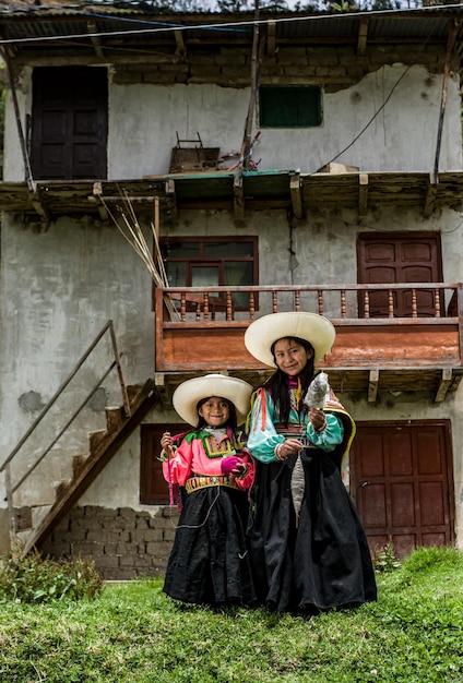 Foto meninas andinas peruanas fazendo tecelagens e posando em suas cidades e casas com roupas coloridas