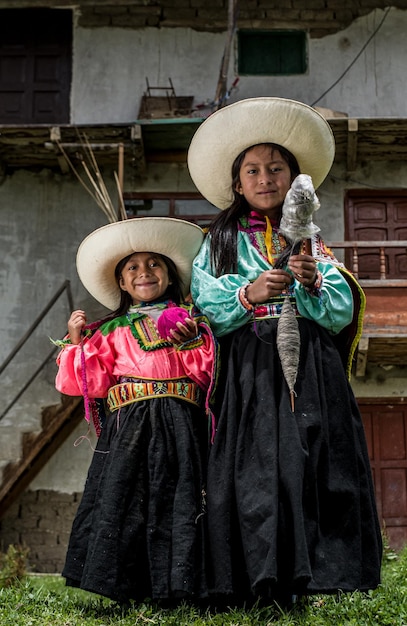 Foto meninas andinas peruanas fazendo tecelagens e posando em suas cidades e casas com roupas coloridas