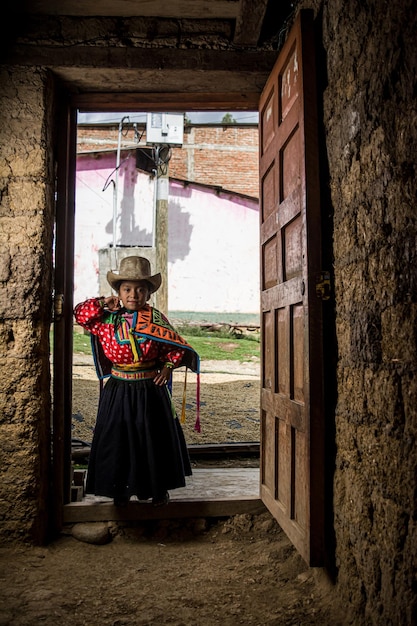 Meninas andinas peruanas fazendo tecelagens e posando em suas cidades e casas com roupas coloridas