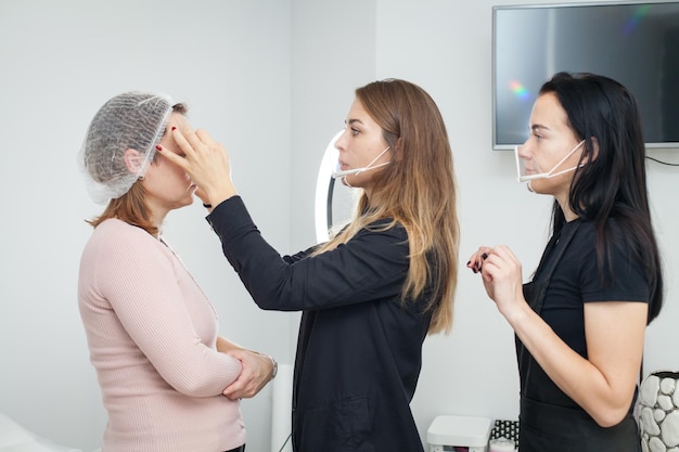 Meninas aprendem a fazer sobrancelhas