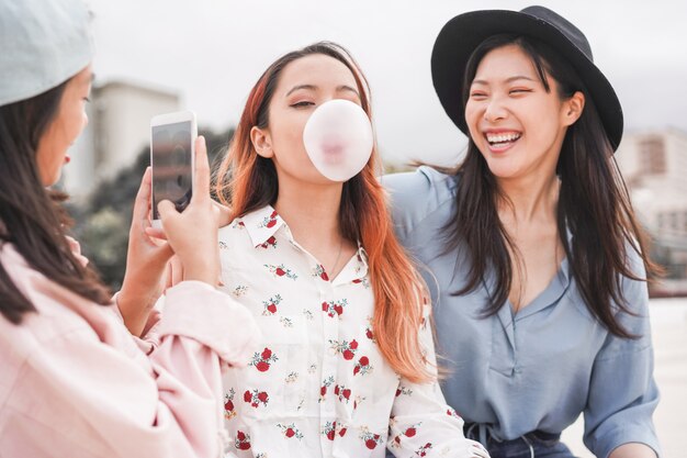 Meninas asiáticas na moda fazendo história em vídeo para aplicativo de rede social ao ar livre