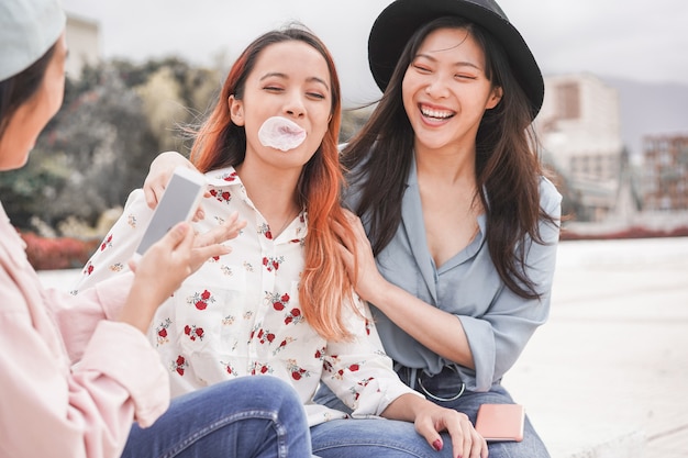 Meninas asiáticas na moda fazendo história em vídeo para aplicativo de rede social ao ar livre