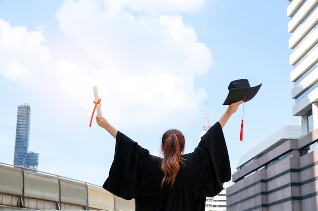 Meninas asiáticas se formou e recebeu um diploma.