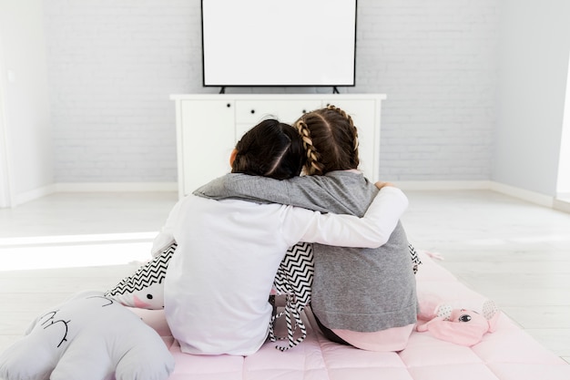 Meninas assistindo tv