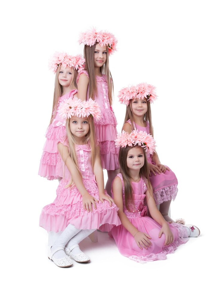 Foto meninas bonitas com vestidos cor-de-rosa e coroas