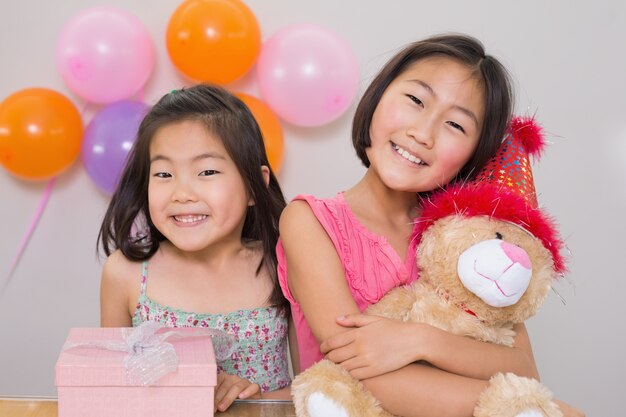 Meninas bonitas em uma festa de aniversário