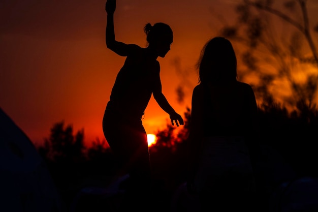 Meninas bonitas irreconhecíveis em férias no mar aproveitando a noite no pôr do sol do mar negro zatoka odesa ucrânia