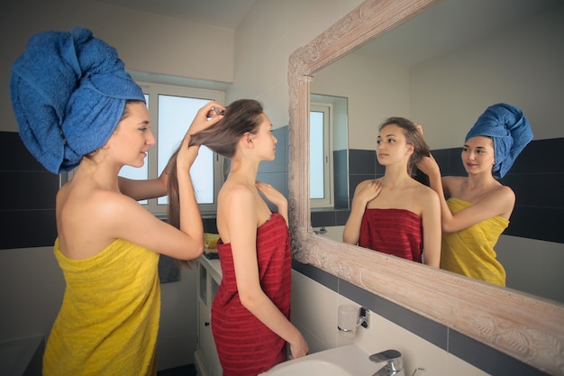 Meninas bonitas se preparando no banheiro