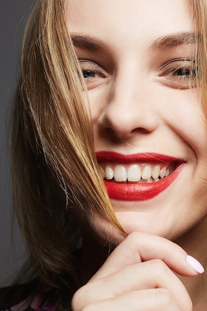 Meninas bonitas sorriem jovem feliz