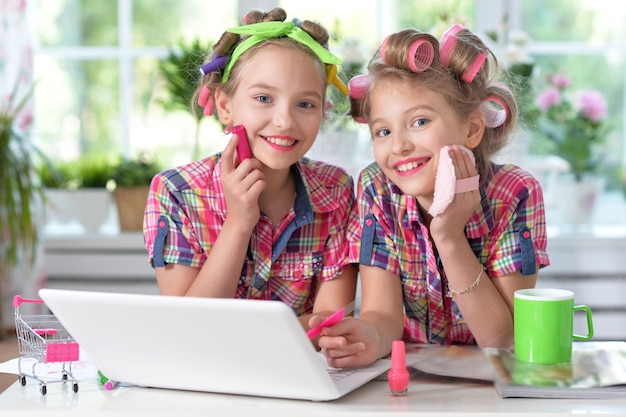 Meninas bonitinhas se embelezando