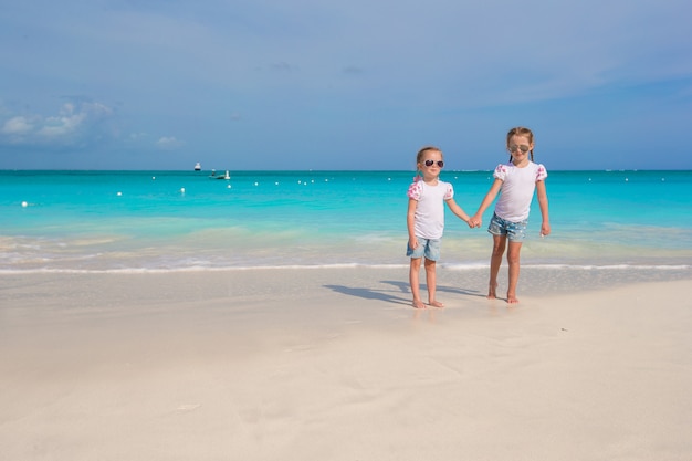 Meninas bonitos aproveitam suas férias de verão na praia