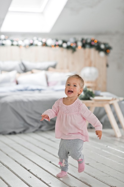 Meninas brincam correndo pela casa decorada 2068