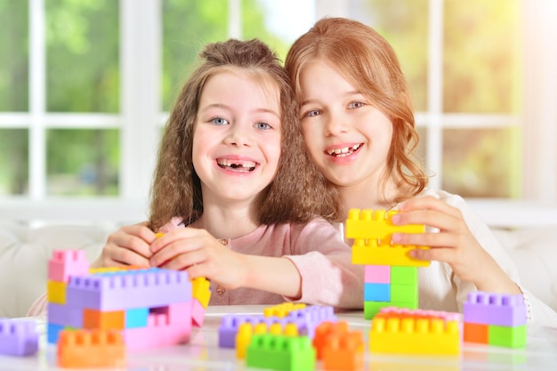 Meninas brincando com blocos de plástico