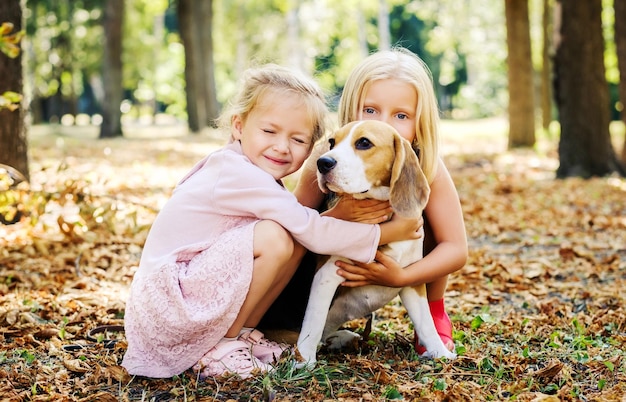 Meninas brincando com cachorro beagle lá fora