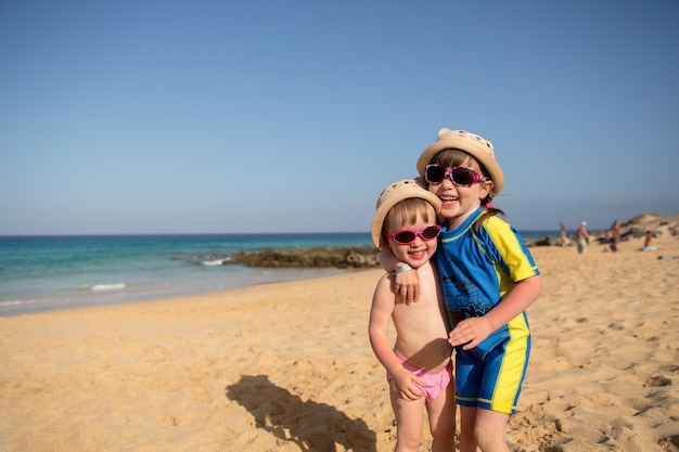 meninas brincando na praia, Fuerteventura