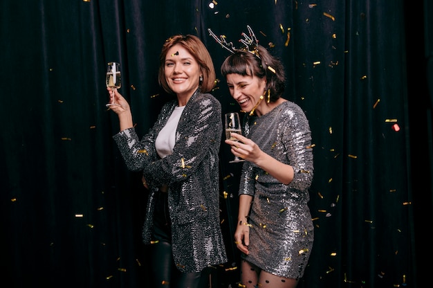 Foto meninas celebrando a véspera de ano novo juntas