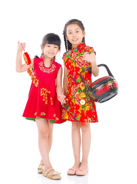 Meninas chinesas asiáticas que decoram para o ano novo chinês