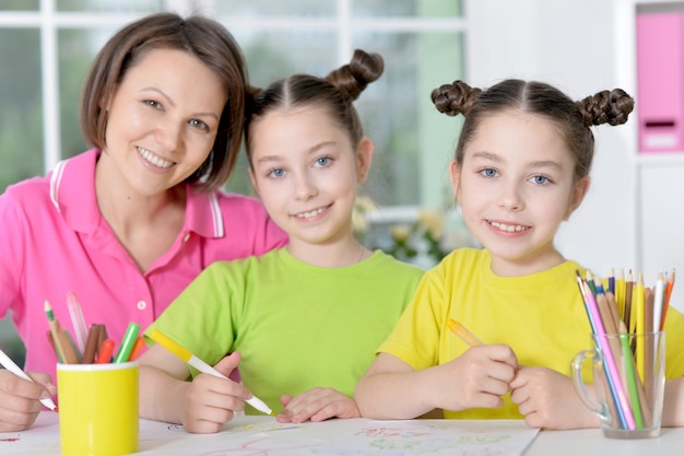 Meninas com a mãe na lição de arte