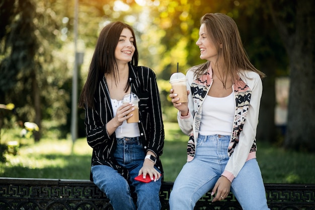 Meninas com café