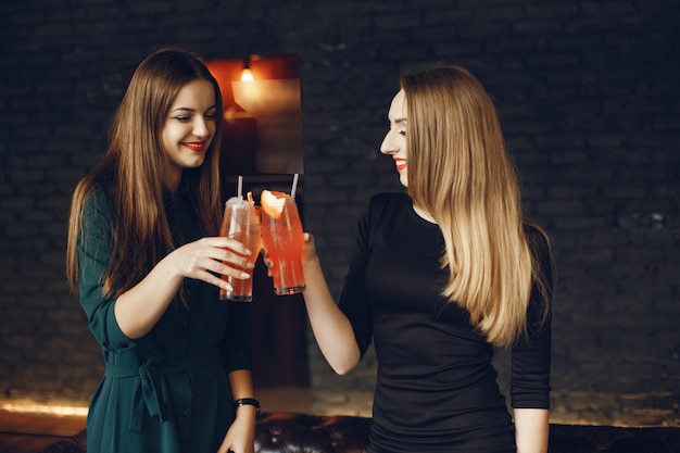 meninas com cocktails
