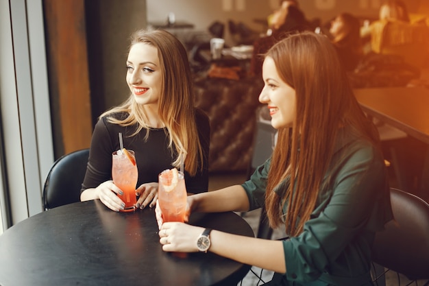 meninas com cocktails