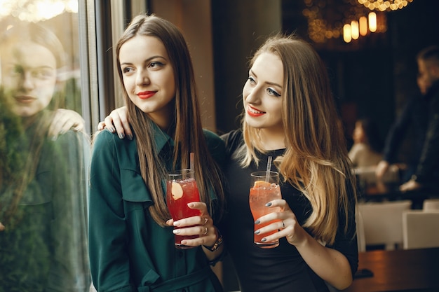 meninas com cocktails