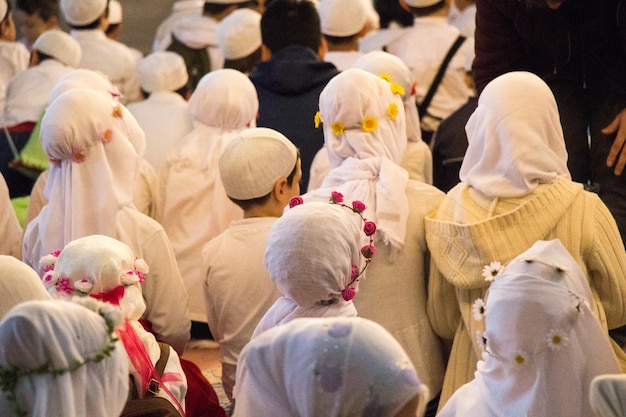 Meninas com hijab em uma grande mesquita