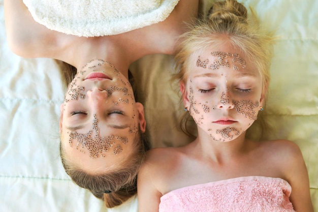 Meninas com máscaras faciais de sementes de chia Vista superior