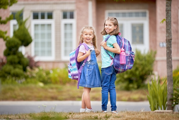 Meninas com mochila vai para a escola