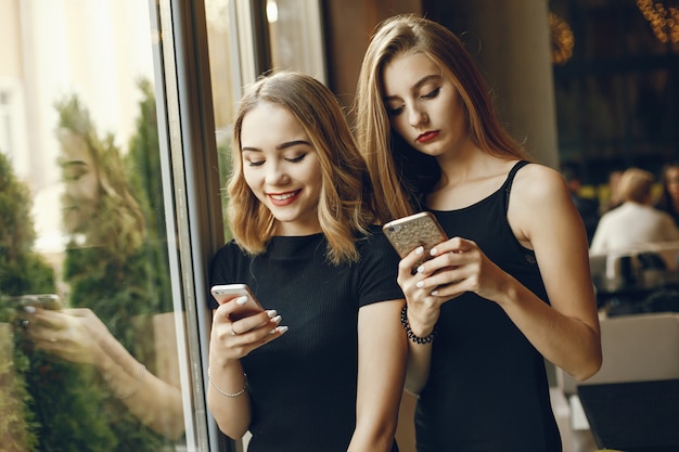 meninas com telefone