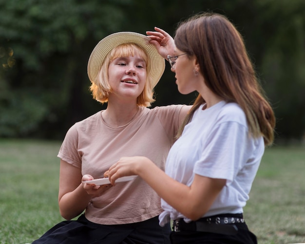 Meninas com tiro médio ao ar livre