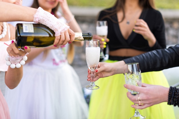 meninas comemorando uma festa de despedida de solteira com noiva