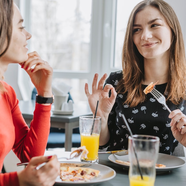 Meninas, comer, em, um, restaurante