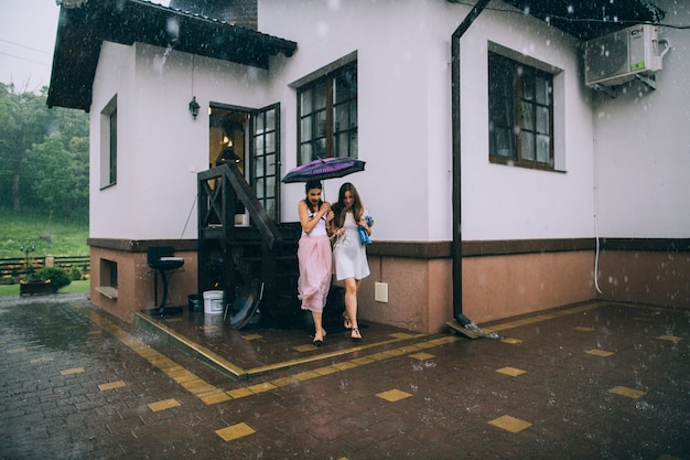 Meninas correndo da chuva