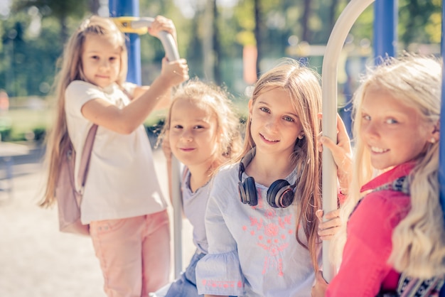 Meninas da escola no parque infantil