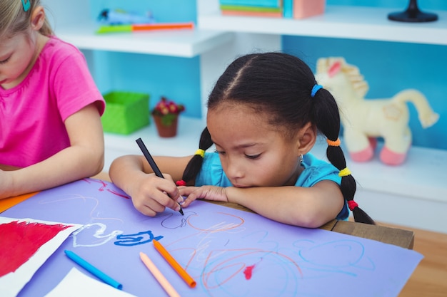 Meninas da escola pintando uma foto