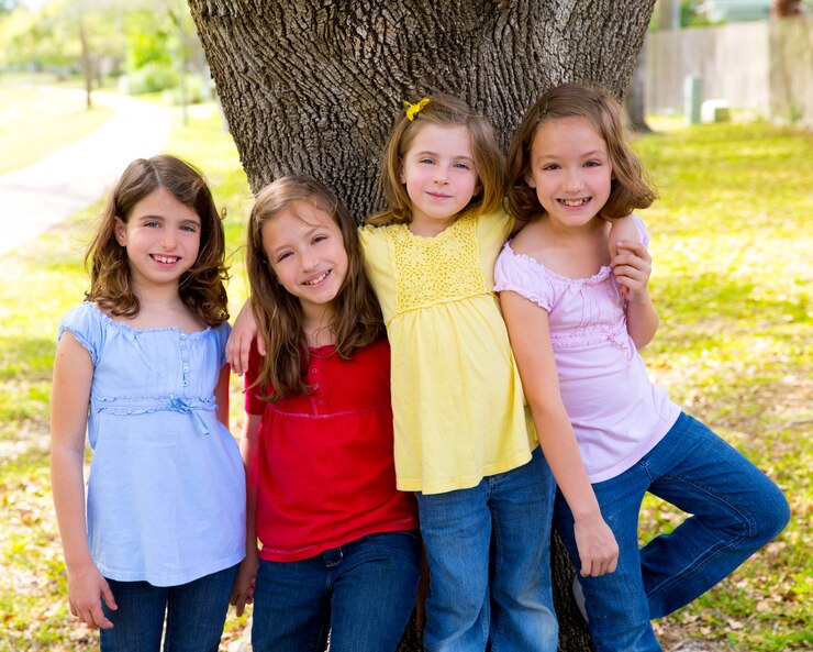 Foto meninas de amigo de grupo de crianças brincando na árvore