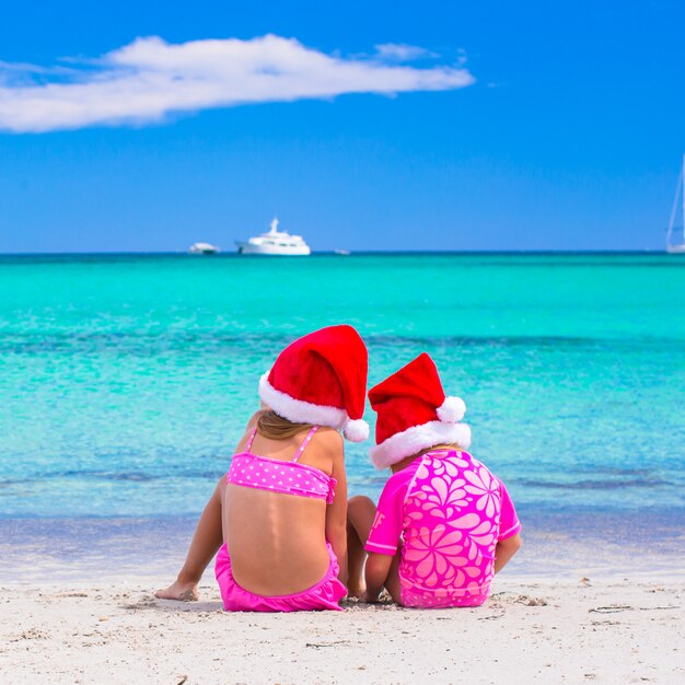 Meninas de chapéu de papai noel durante as férias de verão