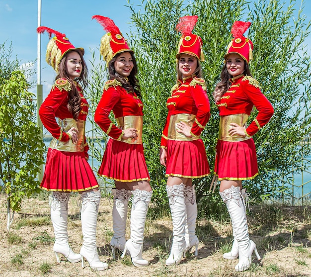 Meninas de fato de hussar vermelho