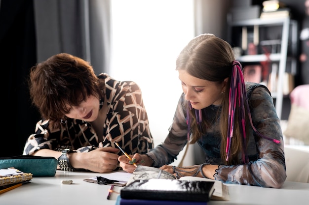 Meninas de tiro médio fazendo lição de casa