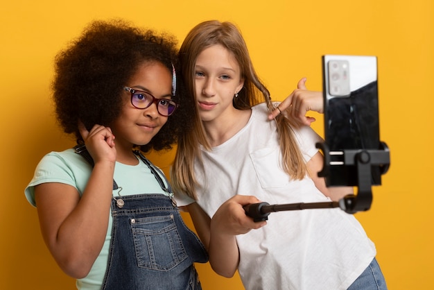 Foto meninas de tiro médio gravando vídeo