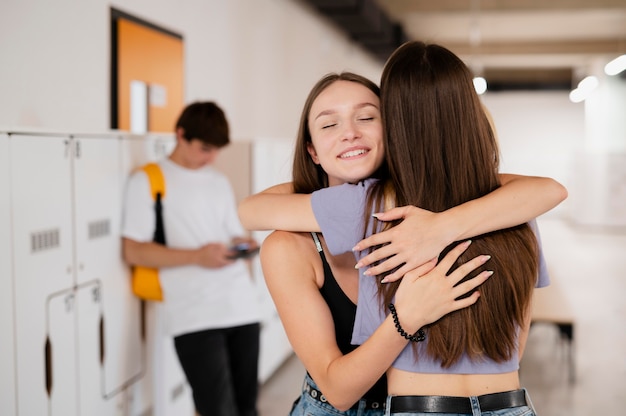 Meninas de tiro médio se abraçando