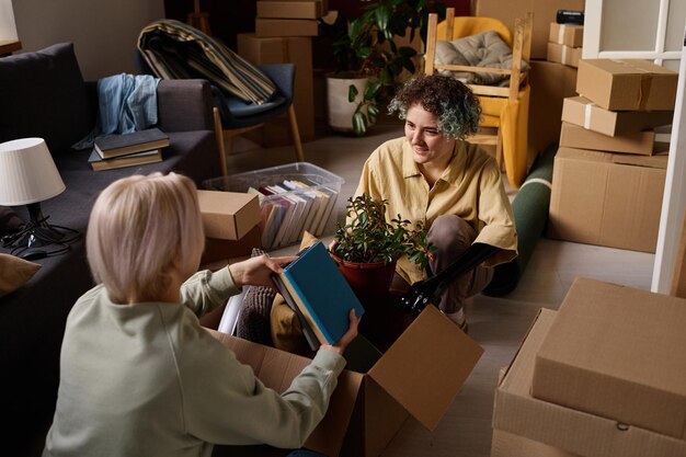 Meninas desempacotando caixas no apartamento.