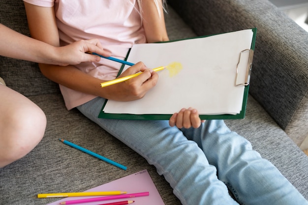 Foto meninas desenhando juntas em casa