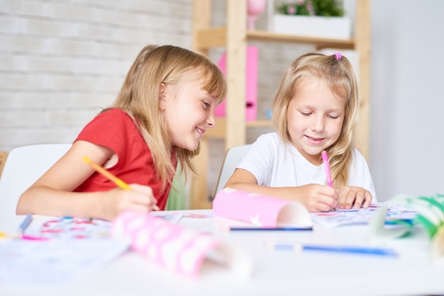 Meninas desenho juntos