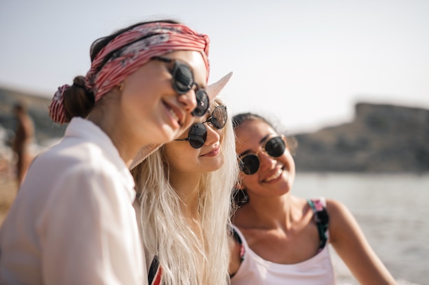 Foto meninas, desfrutando praia