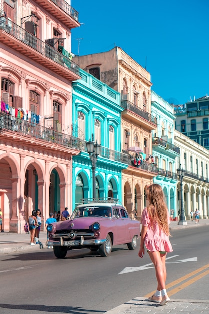 Meninas do turista na área popular em havana, cuba. jovem, mulher, viajante, sorrindo