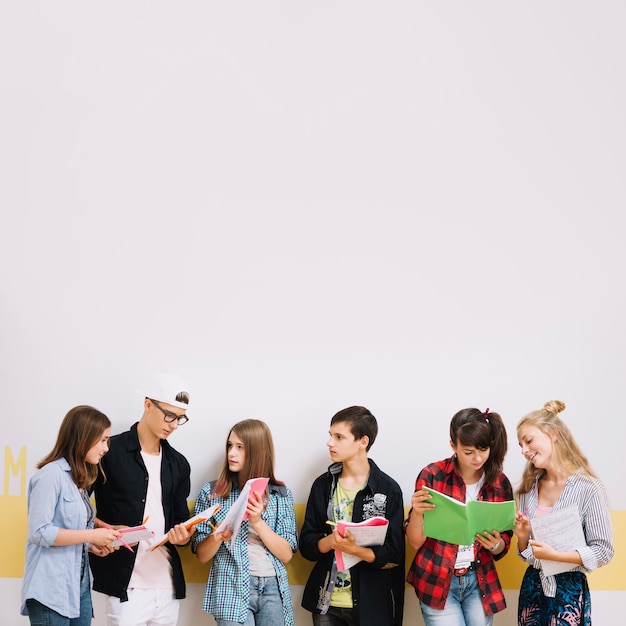 Meninas e meninos que estudam na parede