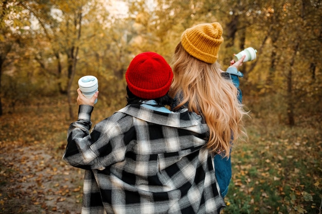 Meninas elegantes e modernas em um parque de outono