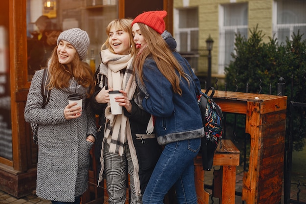 Meninas em uma cidade